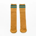 coton en gros en stock chaussettes d&#39;école pour filles à long tube avec des rayures